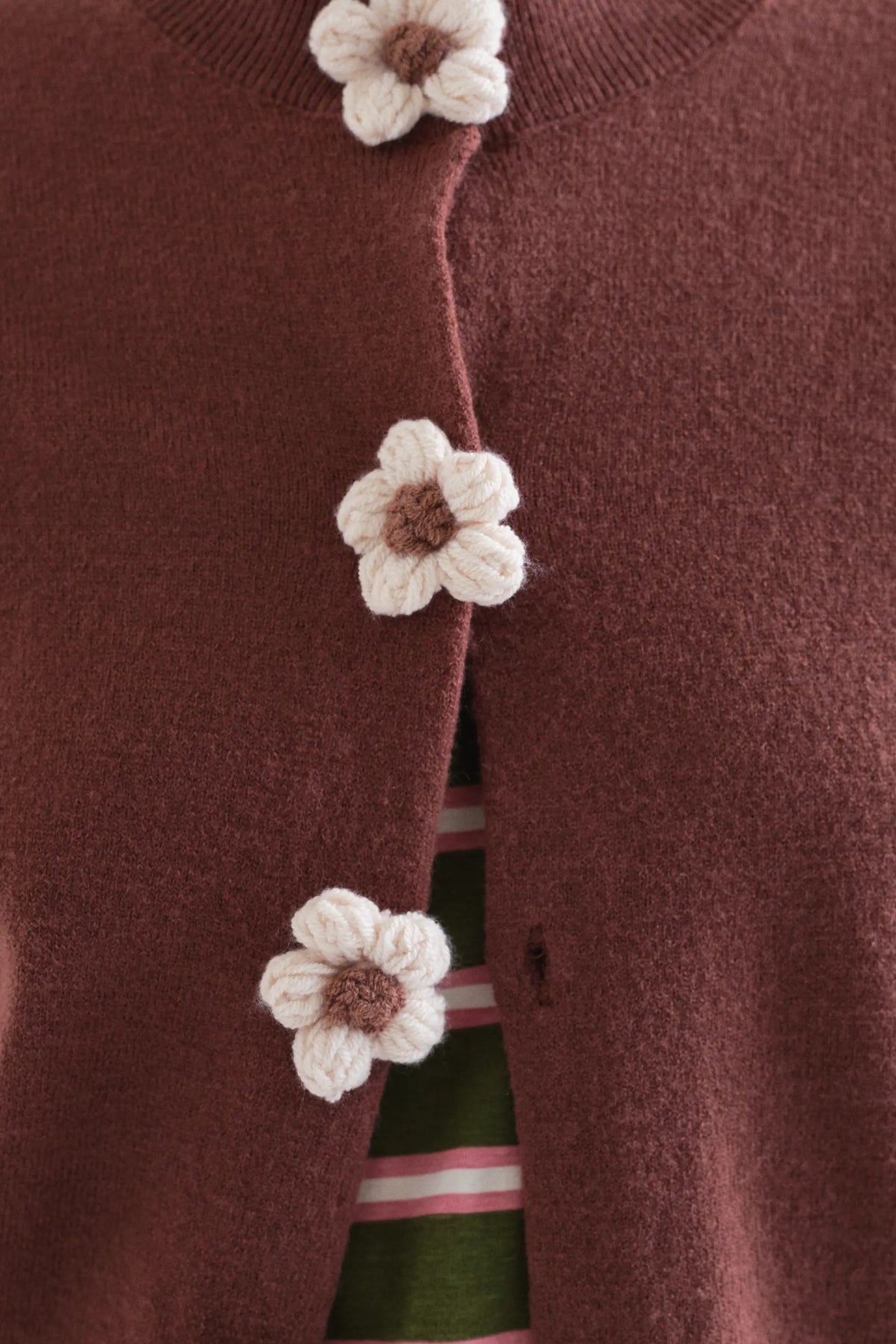 Cárdigan punto marrón con botones florales — fotografía oficial 3