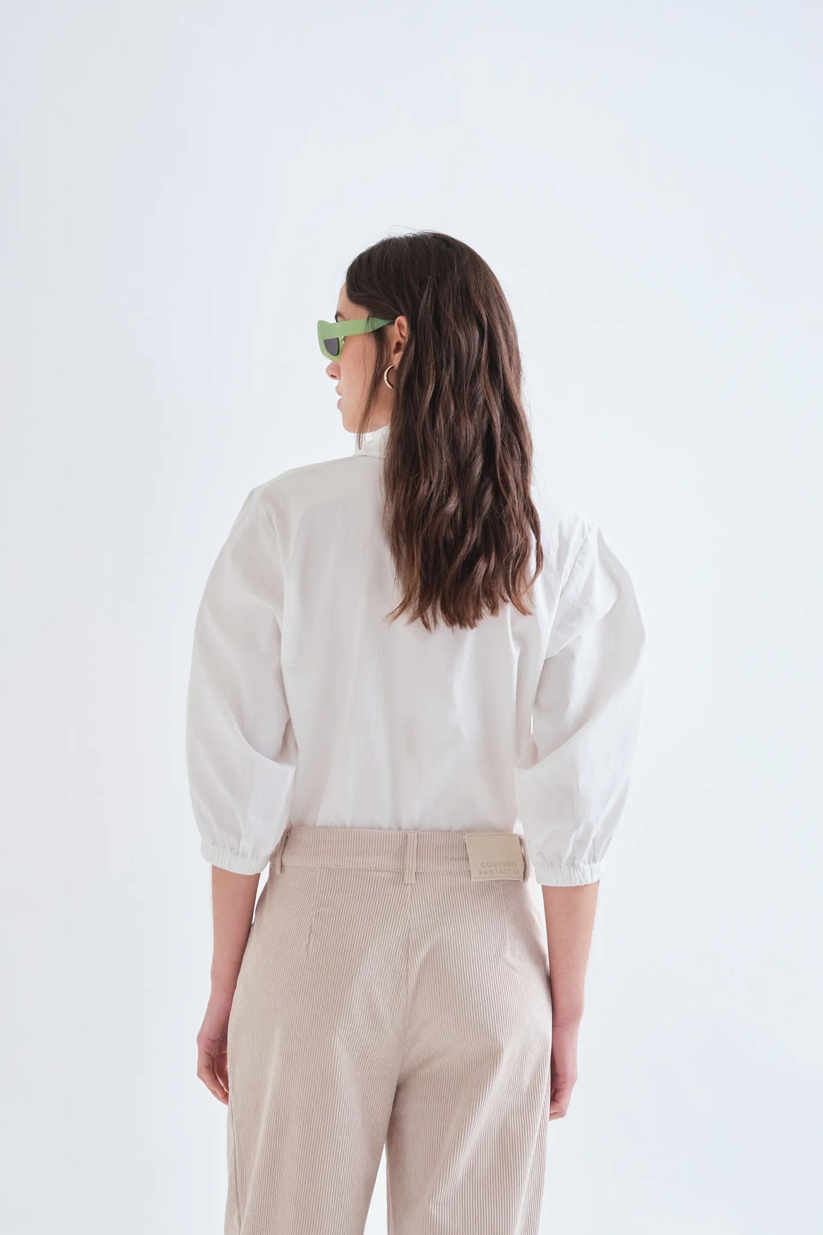 Camisa 100% algodón blanca con botones joyas multicolor — fotografía oficial 2