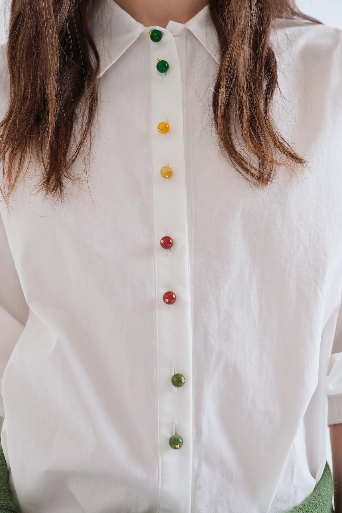 Camisa 100% algodón blanca con botones joyas multicolor — fotografía oficial 3