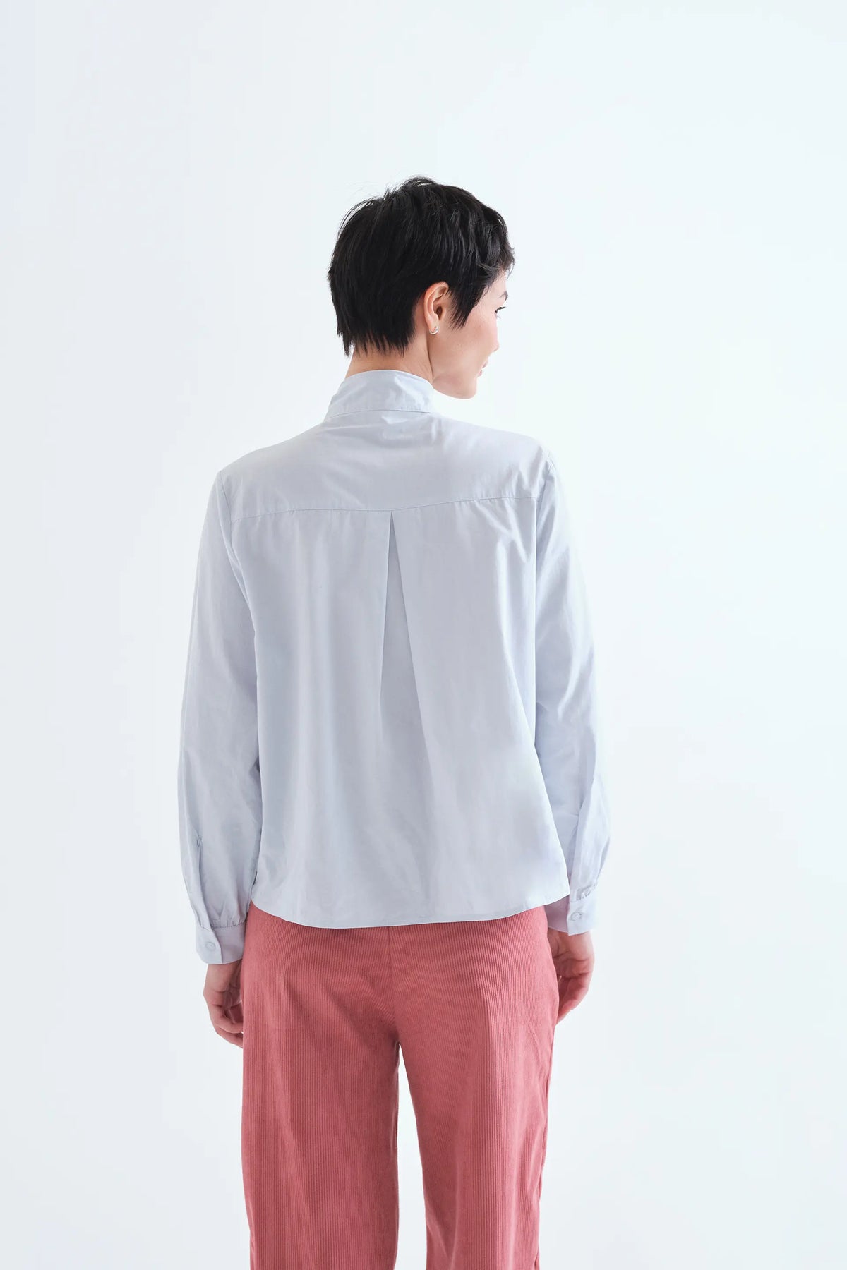 Camisa con lazada estructurada 100% algodón azul claro — fotografía oficial 2