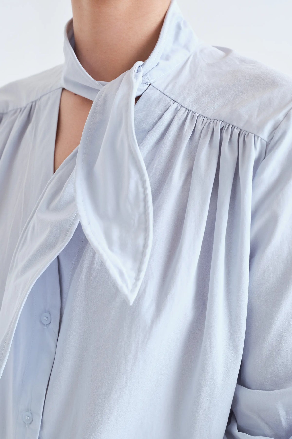 Camisa con lazada estructurada 100% algodón azul claro — fotografía oficial 3