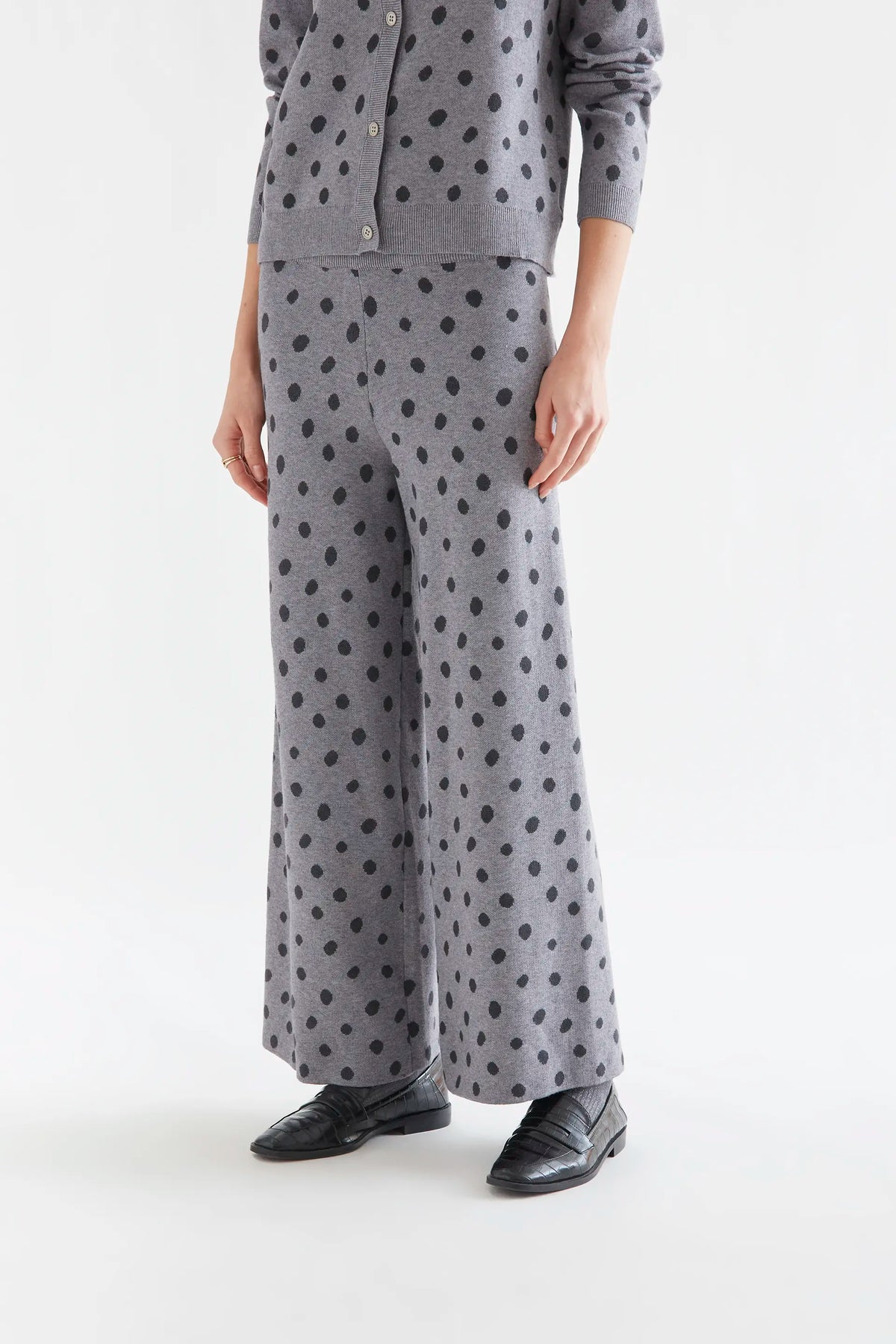 Pantalón con estampado punto gris catahoula — fotografía oficial 1