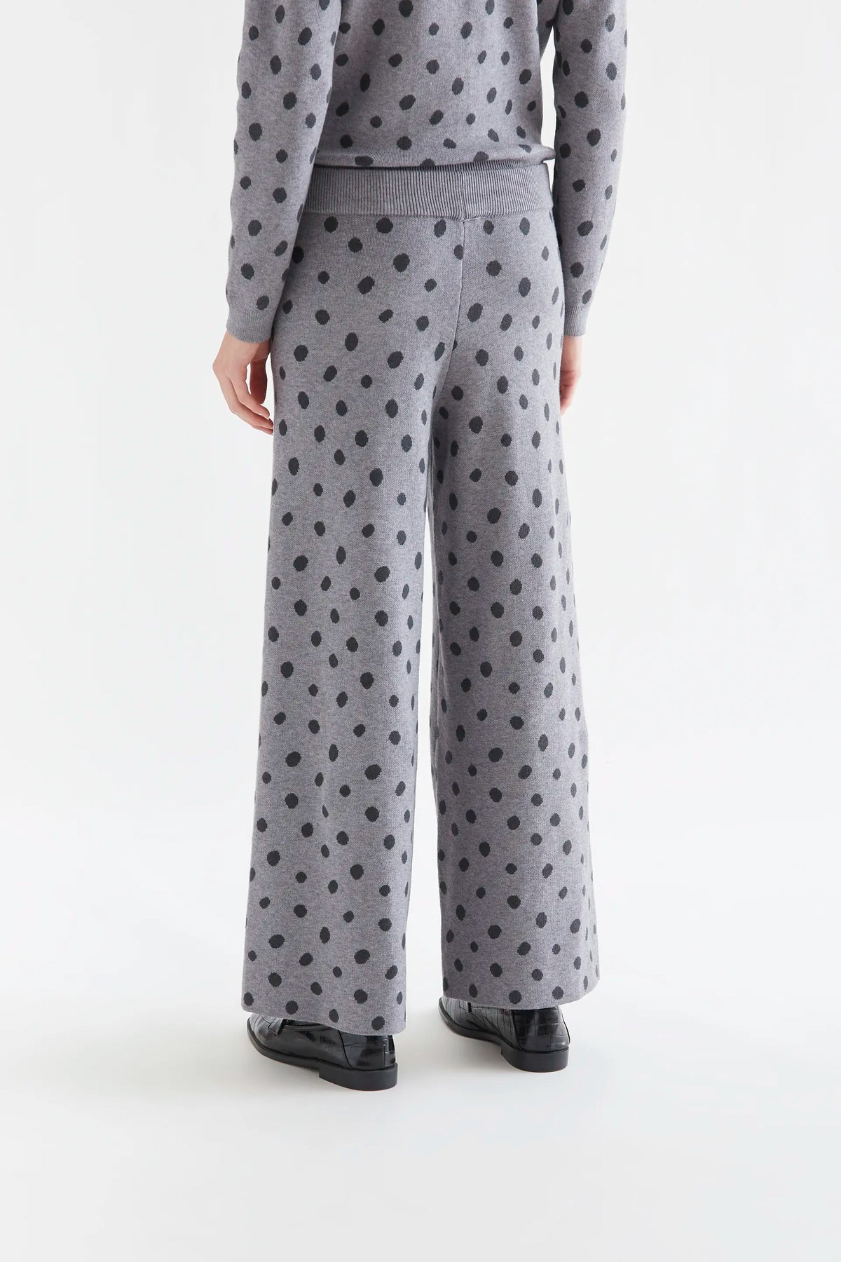 Pantalón con estampado punto gris catahoula — fotografía oficial 2
