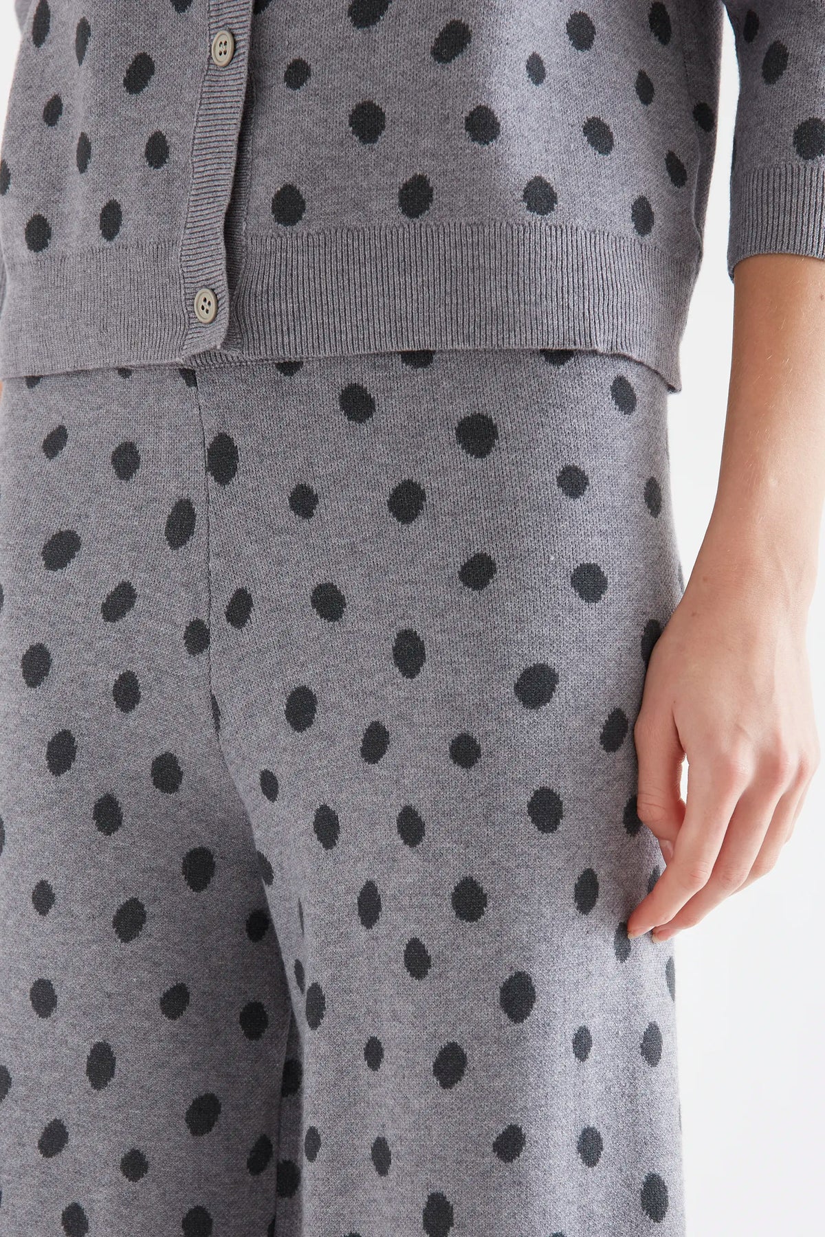 Pantalón con estampado punto gris catahoula — fotografía oficial 3