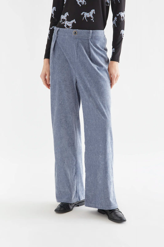 Pantalón aterciopelado azul claro con botón joya — fotografía oficial 1