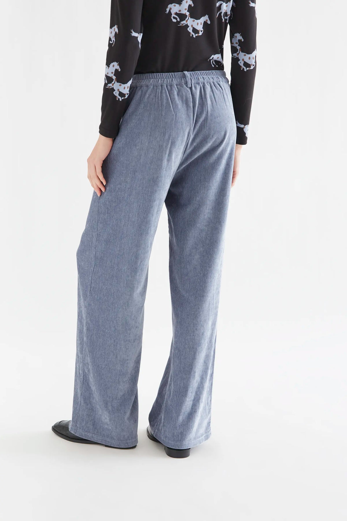 Pantalón aterciopelado azul claro con botón joya — fotografía oficial 2