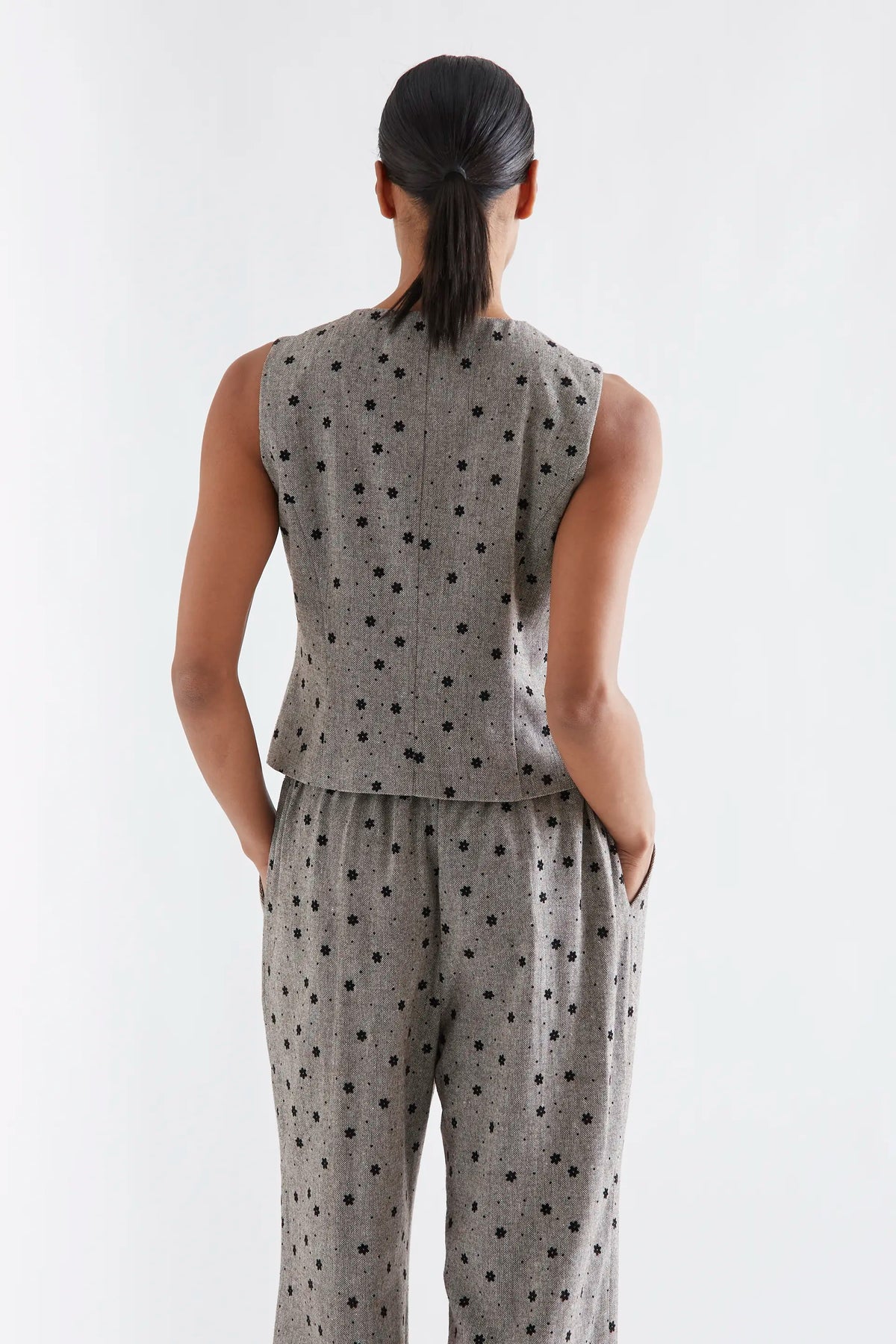 Chaleco tweed gris con flores negras bordadas — fotografía oficial 2