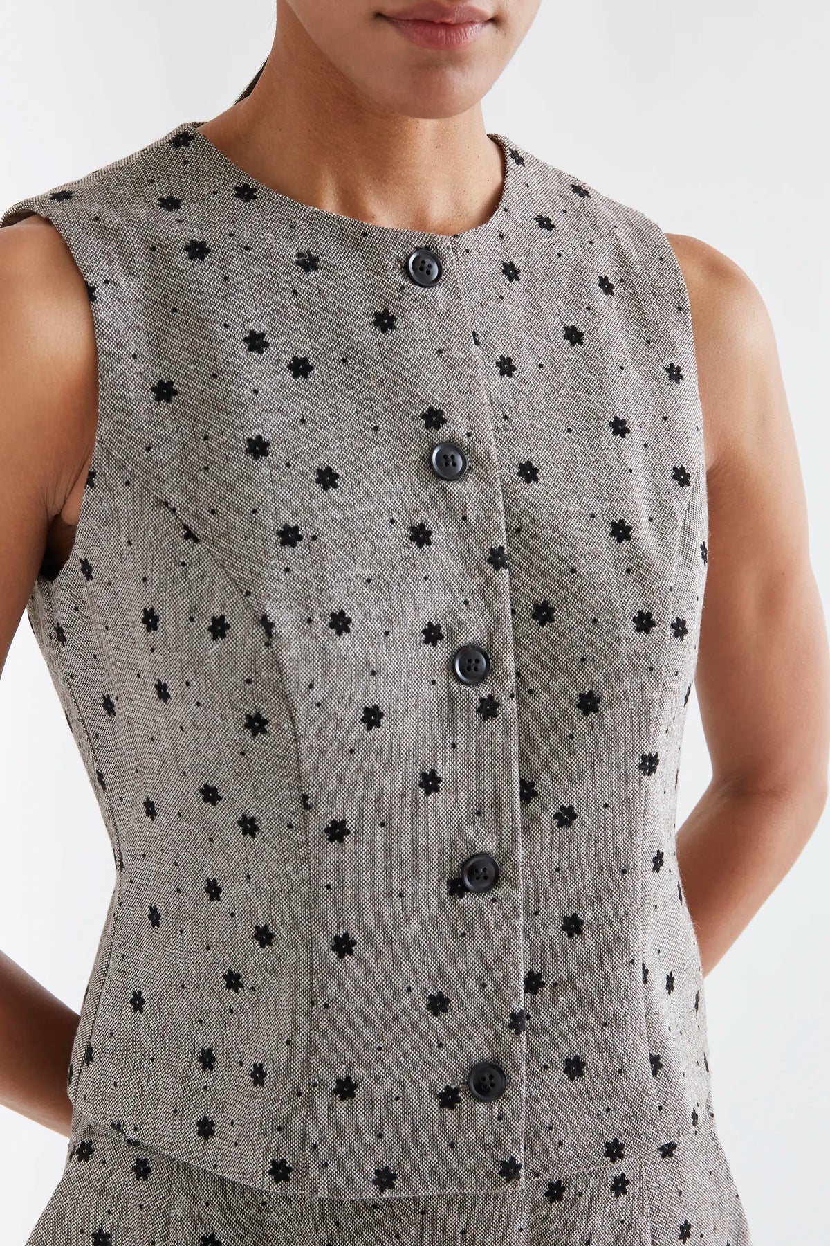 Chaleco tweed gris con flores negras bordadas — fotografía oficial 3