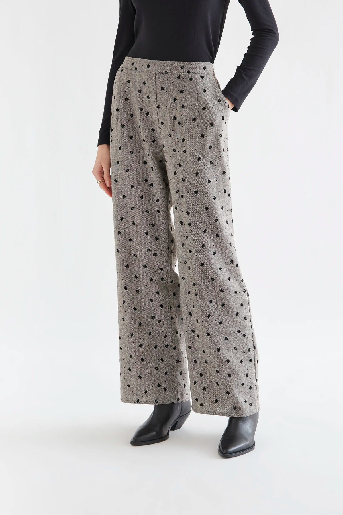 Pantalón tweed gris con flores negras bordadas — fotografía oficial 1