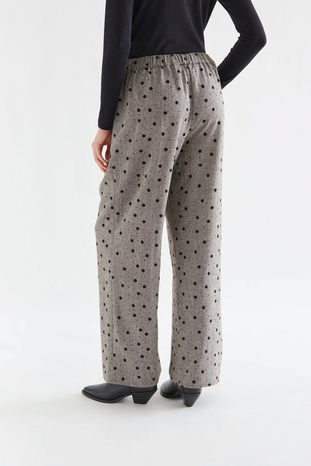 Pantalón tweed gris con flores negras bordadas — fotografía oficial 2