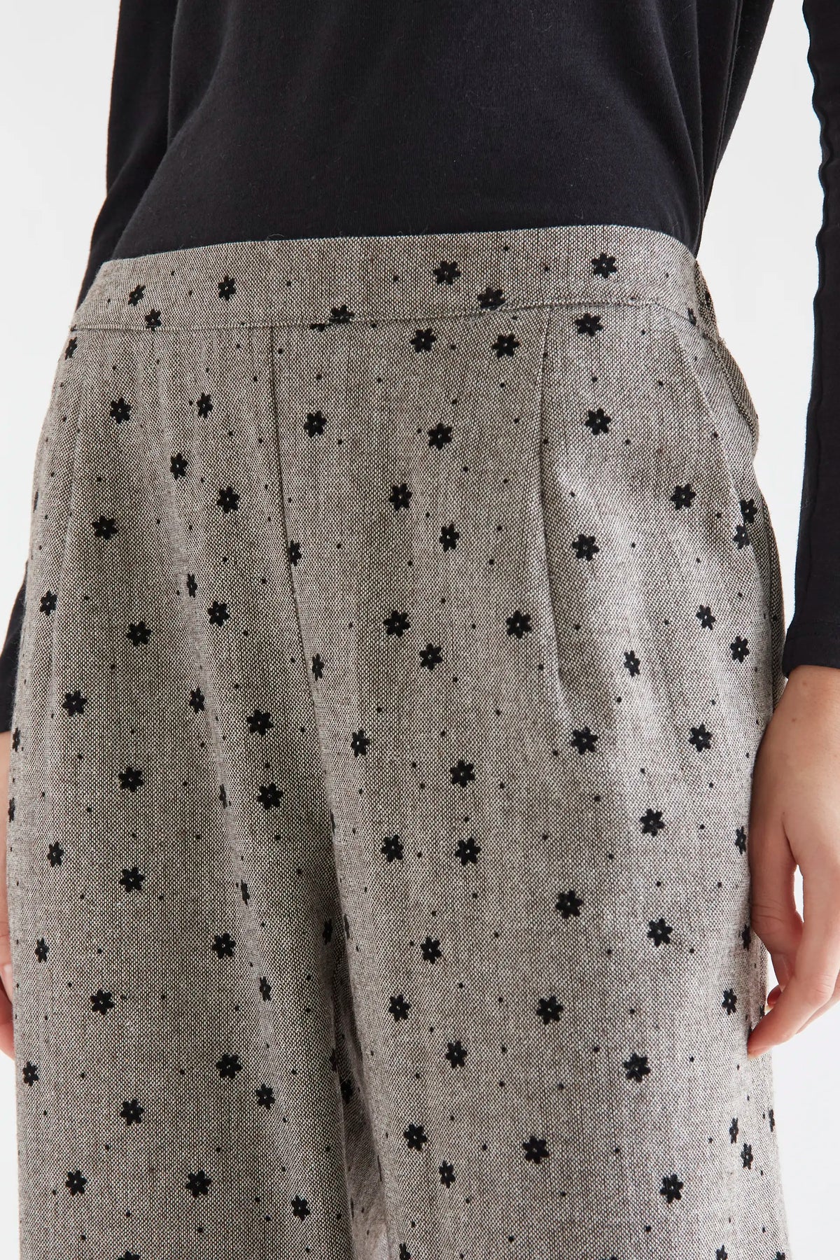 Pantalón tweed gris con flores negras bordadas — fotografía oficial 3