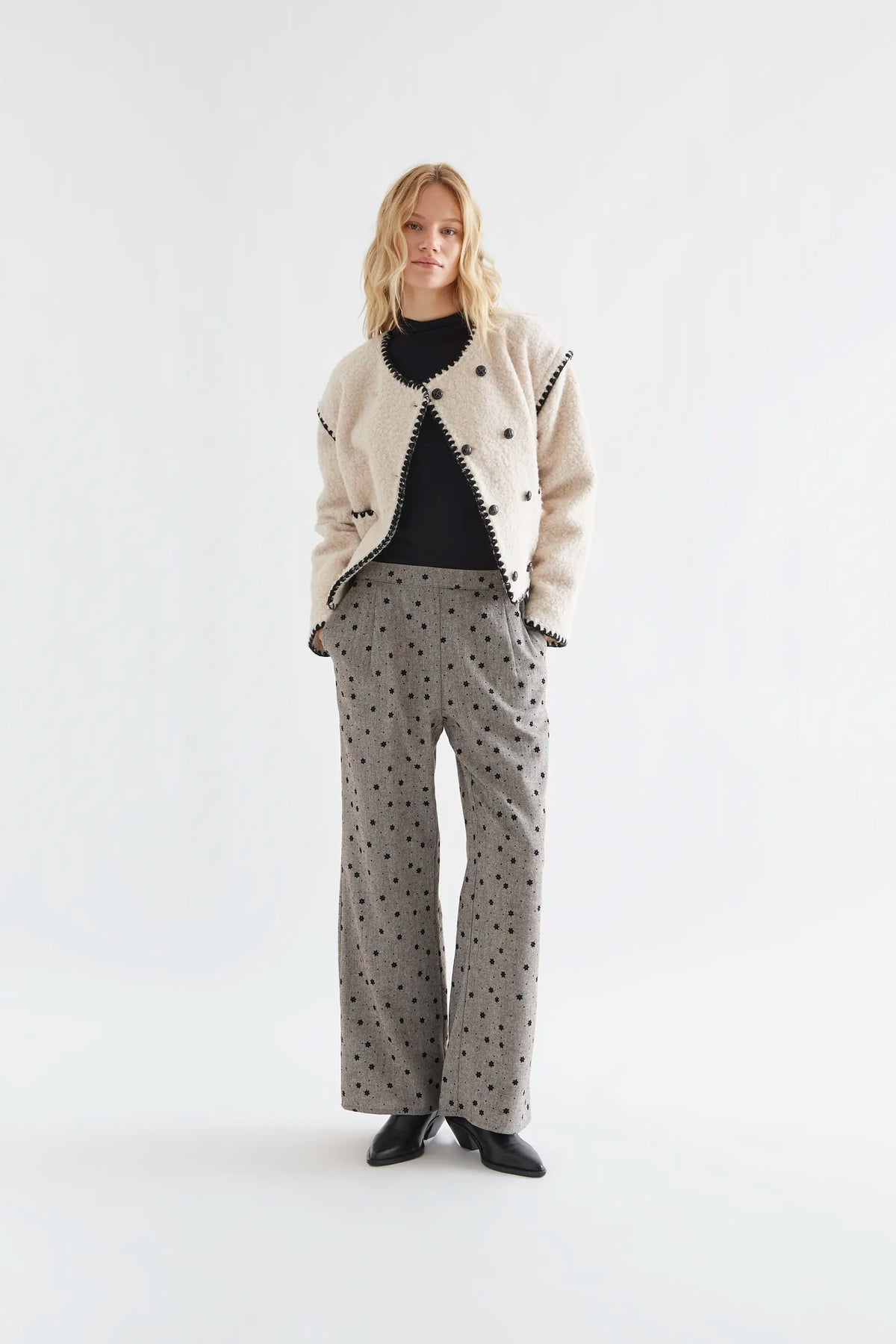 Pantalón tweed gris con flores negras bordadas — fotografía oficial 4