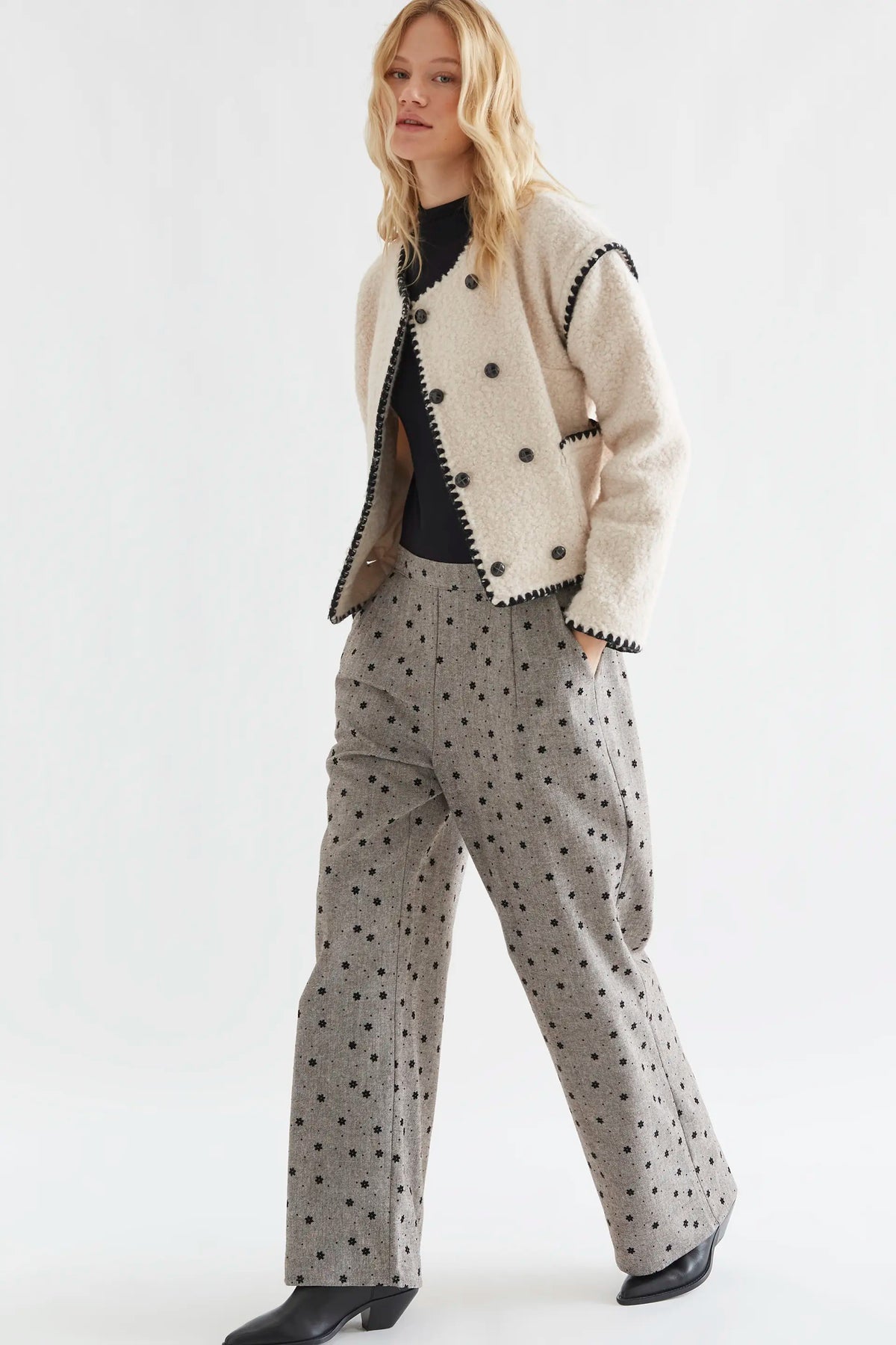 Pantalón tweed gris con flores negras bordadas — fotografía oficial 5
