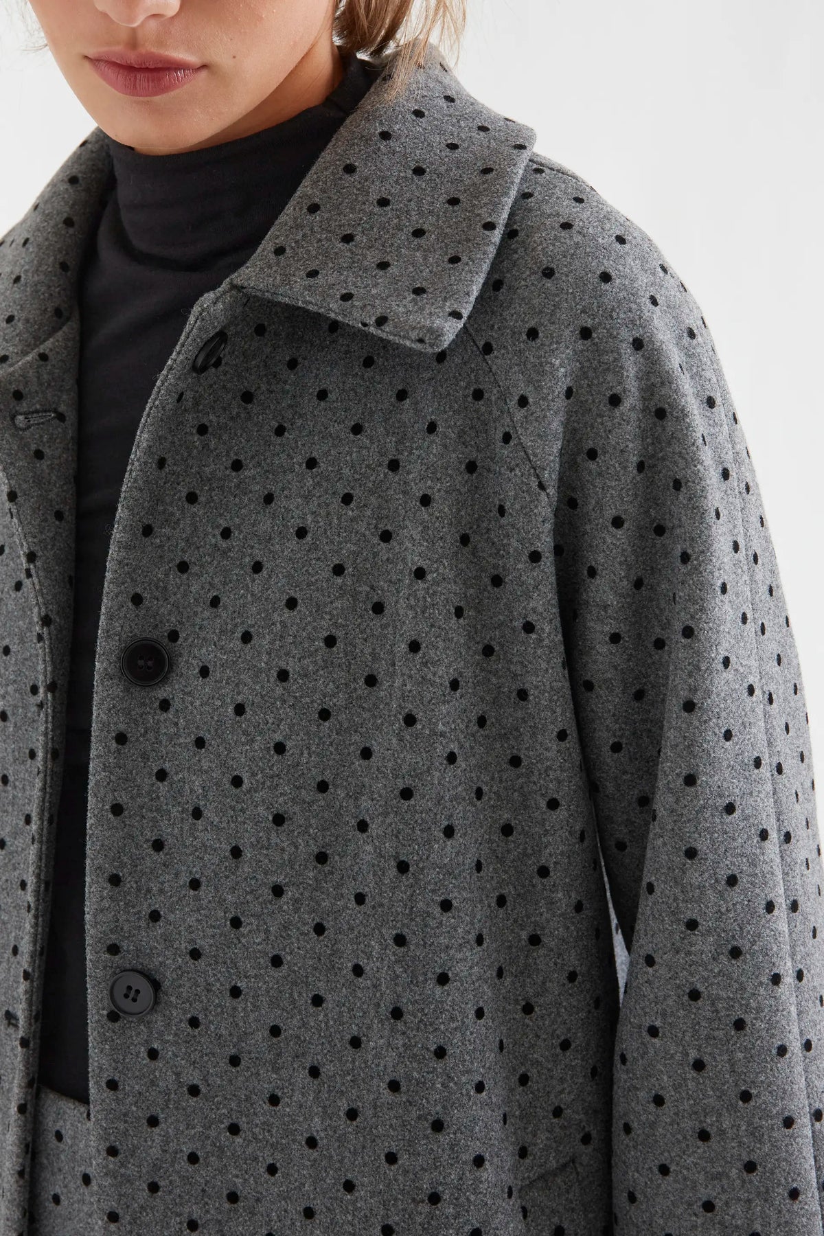 Abrigo gris con punto negro — fotografía oficial 3