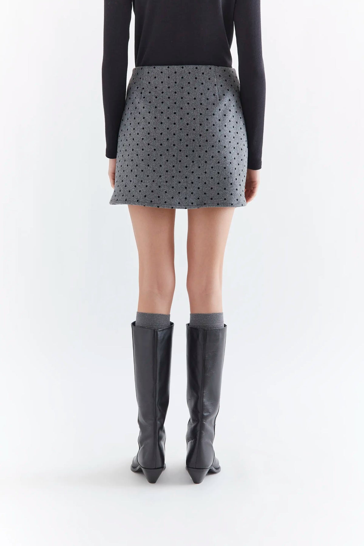 Falda corta gris con punto negro — fotografía oficial 2