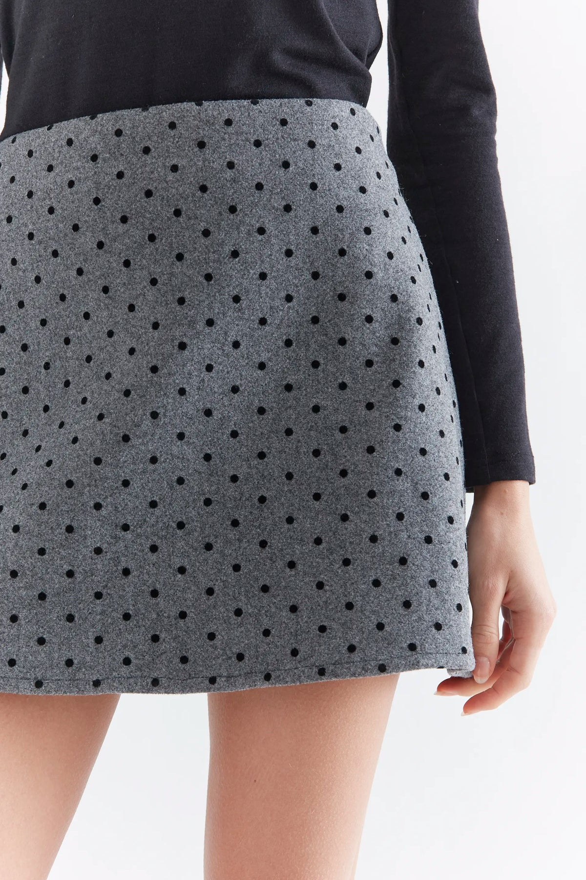 Falda corta gris con punto negro — fotografía oficial 3