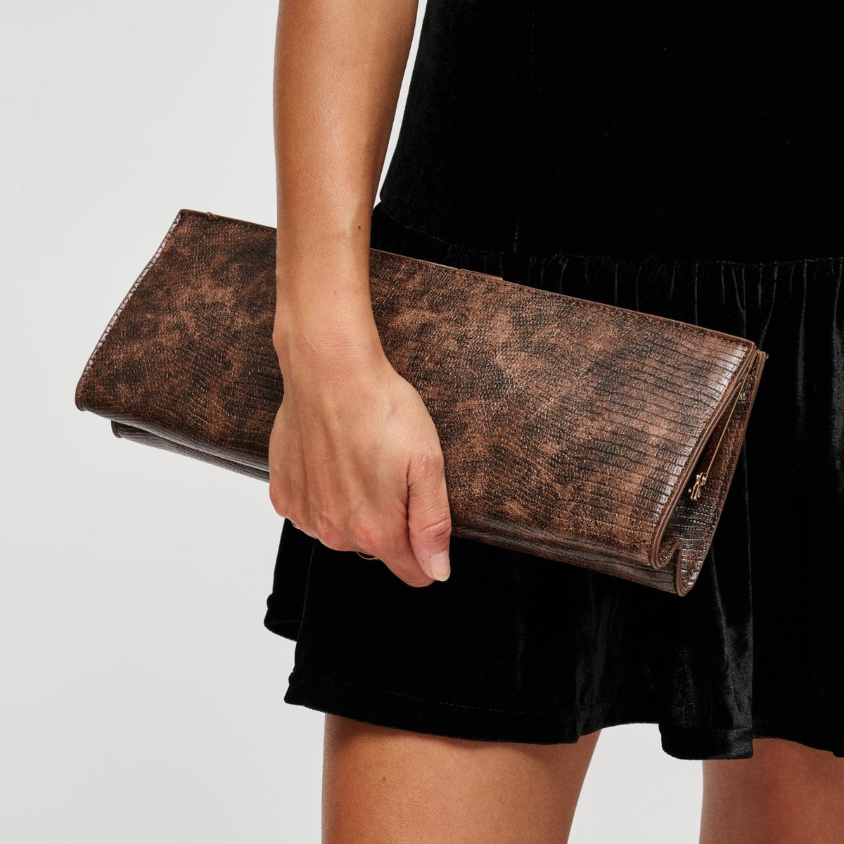 Bolso clutch Nazlee efecto reptil - Cherry boutique